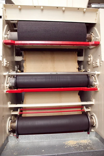 Fabrikada kurabiye yapma makinesi..