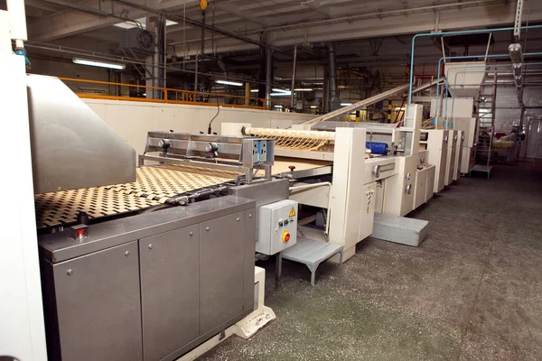 Fabrikada kurabiye yapma makinesi..