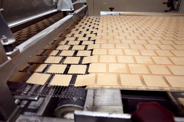 Fabrikada kurabiye yapma makinesi..