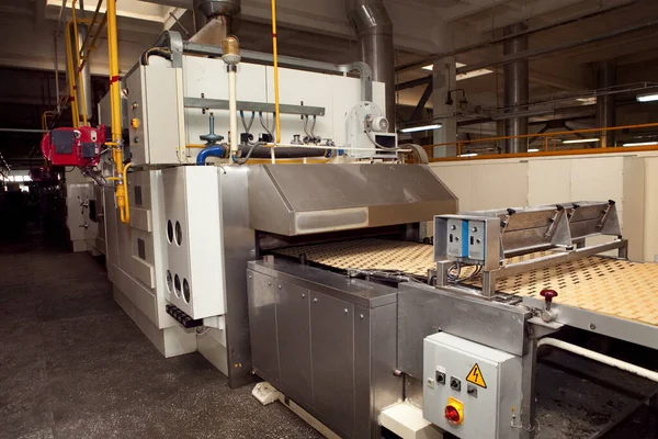 Fabrikada kurabiye yapma makinesi..