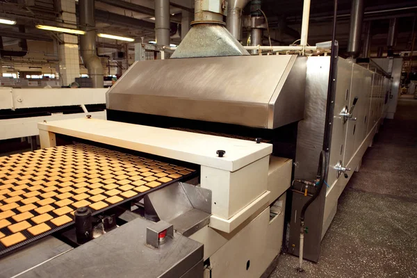 Fabrikada kurabiye yapma makinesi..