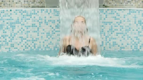 Dziewczyna Pod Wodospadem Strumieniem Wody Niebieskim Basenie — Wideo stockowe