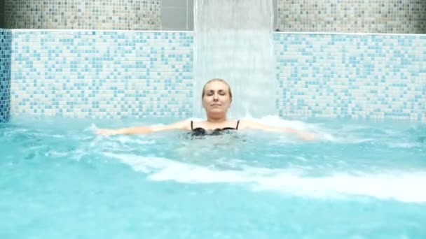 Dívka Pod Vodopádem Proudem Vody Modrém Bazénu — Stock video