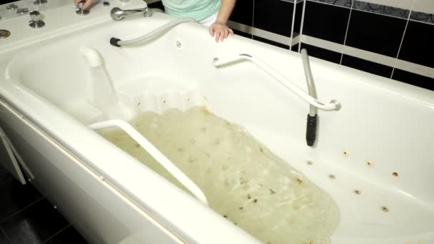 El baño para los procedimientos de masaje bajo el agua está lleno de agua especial. — Vídeos de Stock
