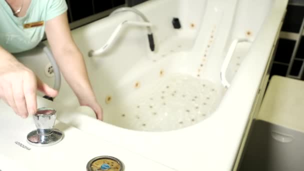 O banho para procedimentos de massagem subaquática é preenchido com água especial. — Vídeo de Stock