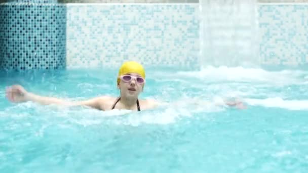 Mała dziewczynka z okularami bawiąca się w basenie parku wodnego — Wideo stockowe