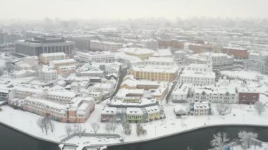 Minsk 'in karla kaplı şehir merkezinde. Yukarı şehir. Beyaz Rusya