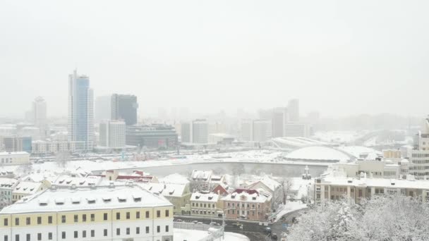 Χιονισμένο παλιό κέντρο του Μινσκ από ύψος. Το προάστιο Τρίνιτι. Λευκορωσία — Αρχείο Βίντεο