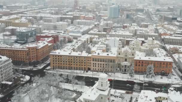 Zasněžené centrum Minsku z výšky. Horní město. Bělorusko — Stock video