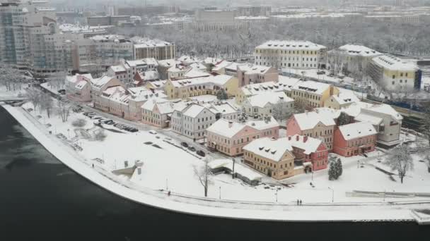 Χιονισμένο παλιό κέντρο του Μινσκ από ύψος. Το προάστιο Τρίνιτι. Λευκορωσία — Αρχείο Βίντεο