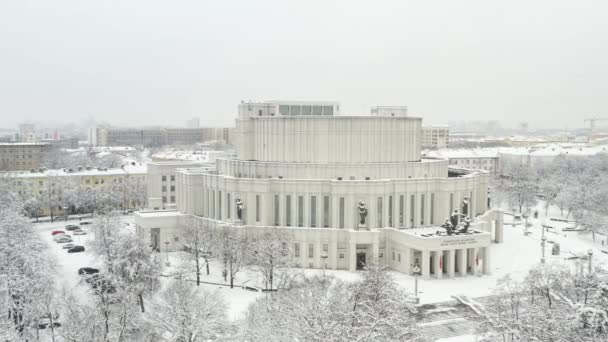 Salju menutupi pusat tua Minsk dari ketinggian. Gedung Opera. Belarus — Stok Video