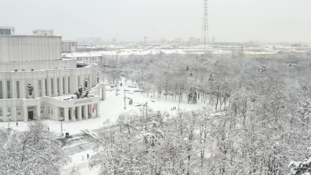 Snötäckt gammalt centrum i Minsk från en höjd. Operahuset. Vitryssland — Stockvideo