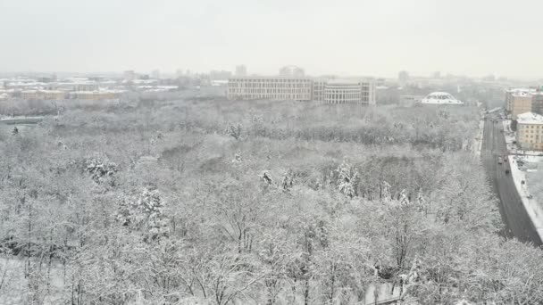 Snow-covered park in the center of Minsk. Belarus — Stock Video