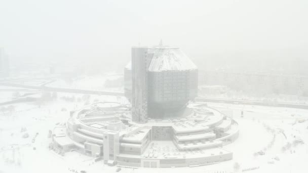 Widok z góry pokrytej śniegiem Biblioteki Narodowej w Mińsku.Białoruś — Wideo stockowe