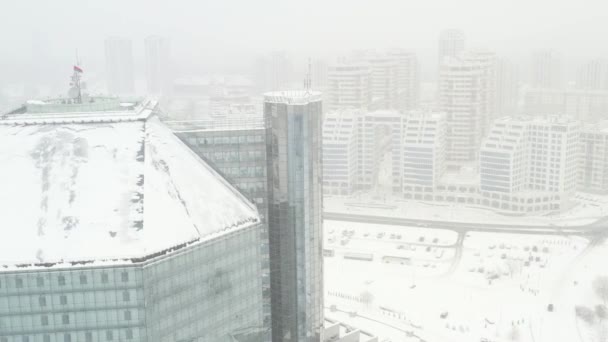 Widok z góry pokrytej śniegiem Biblioteki Narodowej w Mińsku.Białoruś — Wideo stockowe