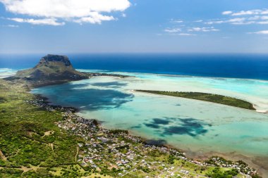 Mauritius adasındaki Le Morne Brabant Dağı 'nın kuş bakışı görüntüsü..