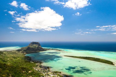 Mauritius adasındaki Le Morne Brabant Dağı 'nın kuş bakışı görüntüsü..