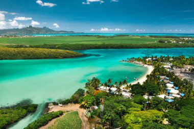 Hint Okyanusu 'ndaki Mauritius adasının doğu kıyısının yüksekliğinden bak. Mauritius adasının güzel gölü