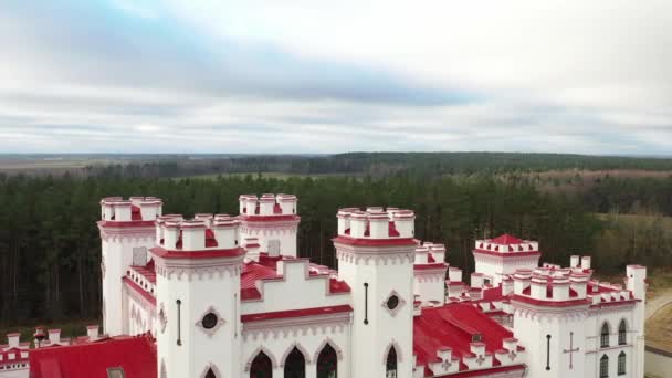 Puslovsky Palace. Herbst Kossovsky Schloss in Weißrussland — Stockvideo
