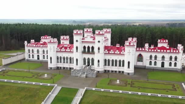 Puslovsky Palace. Herbst Kossovsky Schloss in Weißrussland — Stockvideo