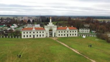 Ruzhansky Sarayı ve 18. yüzyıldan kalma antik bir şatonun yıkılmış bir binasının cephesinin kalıntıları. Belarus.