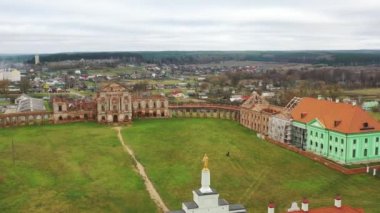 Ruzhansky Sarayı ve 18. yüzyıldan kalma antik bir şatonun yıkılmış bir binasının cephesinin kalıntıları. Belarus.
