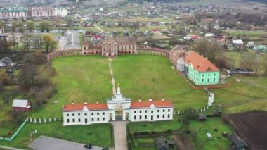 Ruzhansky Sarayı ve 18. yüzyıldan kalma antik bir şatonun yıkılmış bir binasının cephesinin kalıntıları. Belarus.