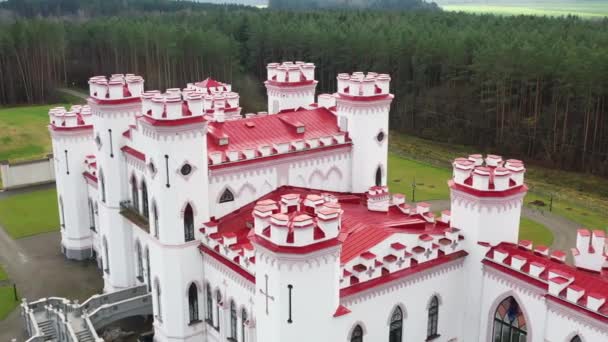 Puslovsky Palace. Herbst Kossovsky Schloss in Weißrussland — Stockvideo