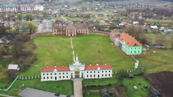 Ruschanski-Palast und die Ruinen der Fassade eines verlassenen Ruinengebäudes einer alten Burg aus dem 18. Jahrhundert. Weißrussland — Stockvideo