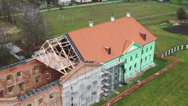 Ruschanski-Palast und die Ruinen der Fassade eines verlassenen Ruinengebäudes einer alten Burg aus dem 18. Jahrhundert. Weißrussland — Stockvideo