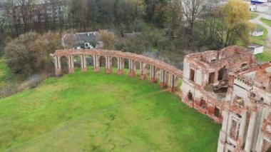 Ruzhansky Sarayı ve 18. yüzyıldan kalma antik bir şatonun yıkılmış bir binasının cephesinin kalıntıları. Belarus.