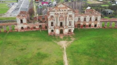 Ruzhansky Sarayı ve 18. yüzyıldan kalma antik bir şatonun yıkılmış bir binasının cephesinin kalıntıları. Belarus.