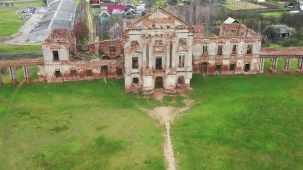 Palais Ruzhansky et les ruines de la façade d'un bâtiment abandonné en ruine d'un ancien château du XVIIIe siècle.Biélorussie — Video