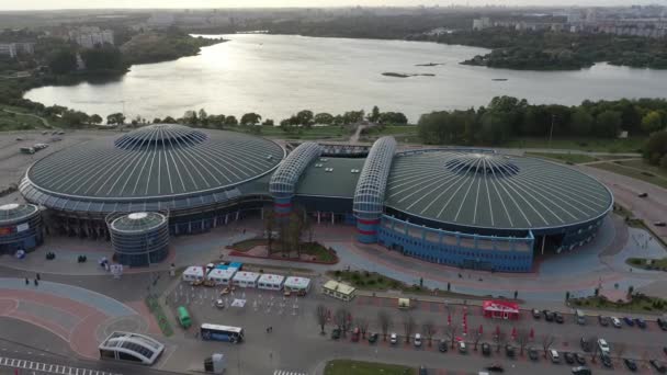 15. září 2019 Pohled na Ledový palác Chizhovská aréna v Minsku při západu slunce.Bělorusko — Stock video