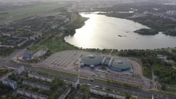 Vista superior da rua e o complexo esportivo em Chizhovka e o reservatório. Distrito de Chizhovka com um complexo esportivo em Minsk.Belarus — Vídeo de Stock