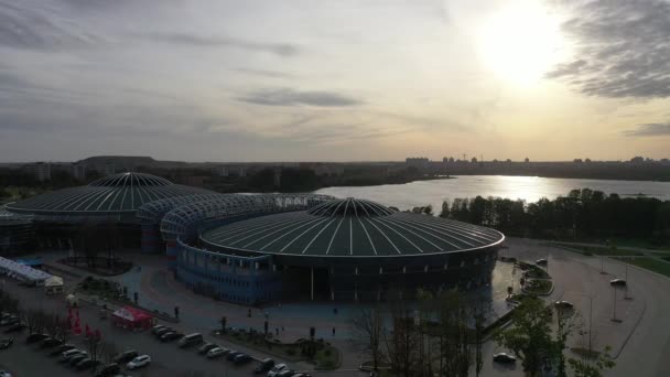 15. září 2019 Pohled na Ledový palác Chizhovská aréna v Minsku při západu slunce.Bělorusko — Stock video