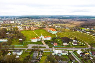 Ruzhansky Sarayı ve 18. yüzyıldan kalma antik bir şatonun yıkılmış bir binasının cephesinin kalıntıları. Belarus..