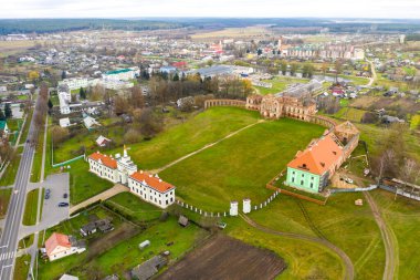 Ruzhansky Sarayı ve 18. yüzyıldan kalma antik bir şatonun yıkılmış bir binasının cephesinin kalıntıları. Belarus..
