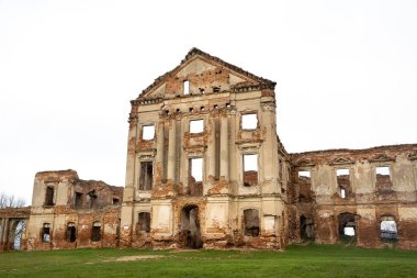 Ruzhansky Sarayı ve 18. yüzyıldan kalma antik bir şatonun yıkılmış bir binasının cephesinin kalıntıları. Belarus.