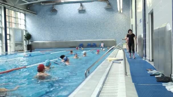 Novembro 23, 2020.Health Resort Ruzhanski.Belarus.Aulas de fitness na piscina — Vídeo de Stock