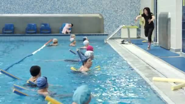 Noviembre 23, 2020.Health Resort Ruzhanski.Belarus.Clases de fitness en la piscina — Vídeo de stock