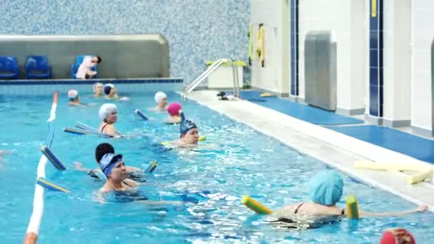 Novembro 23, 2020.Health Resort Ruzhanski.Belarus.Aulas de fitness na piscina — Vídeo de Stock