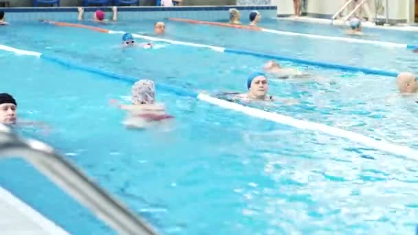 Novembro 23, 2020.Health Resort Ruzhanski.Belarus.Natação pessoas na piscina — Vídeo de Stock