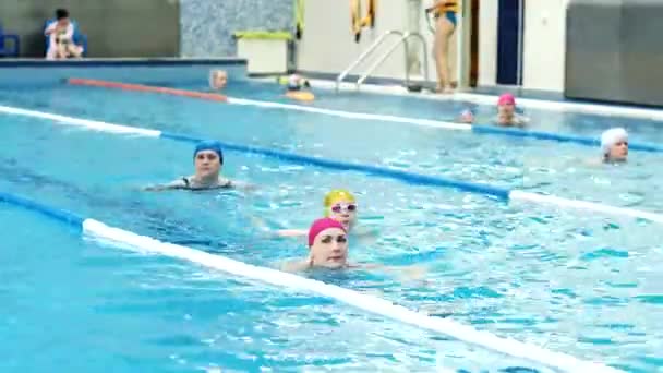 Novembro 23, 2020.Health Resort Ruzhanski.Belarus.Natação pessoas na piscina — Vídeo de Stock