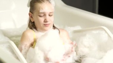 Küçük bir kız mineral banyosunda ameliyat oluyor. Hasta mineral inci banyosu ile su tedavisi görüyor..