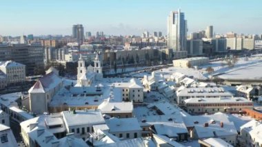 Minsk 'in karla kaplı şehir merkezinde. Yukarı şehir. Beyaz Rusya