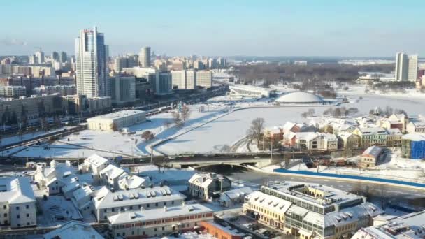 Neve-coberto centro da cidade de Minsk de uma altura. Na parte alta da cidade. Bielorrússia — Vídeo de Stock