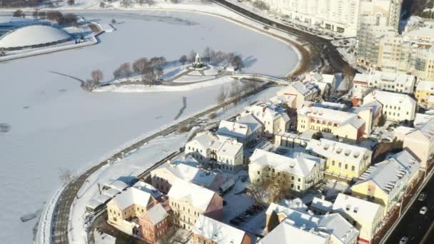 Vieux centre enneigé de Minsk d'une hauteur. La banlieue de Trinity. Bélarus — Video