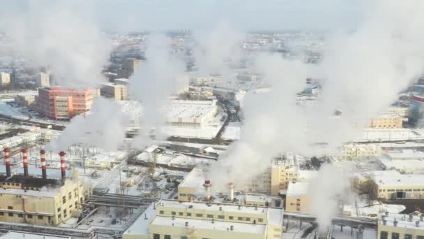 Na cidade de inverno, as chaminés das fábricas estão fumando. O conceito de poluição atmosférica. Poluição ambiental por resíduos industriais — Vídeo de Stock