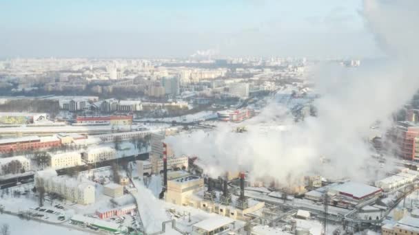 冬の街では、工場の煙突が喫煙しています。大気汚染の概念。産業廃棄物による環境汚染 — ストック動画